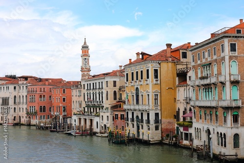 Obraz na płótnie Historical palace in front of Grand Canal called CANAL GRANDE from the RIALTO Bridge in Venice Island in Italy w salonie