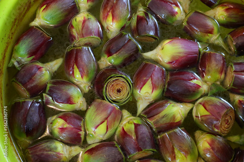 Obraz na płótnie Many small fresh artichokes in brine in the stand of greengrocer w salonie