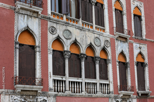 Obraz na płótnie Ancient Palace with windows with coloumns in Venice Island in Italy w salonie