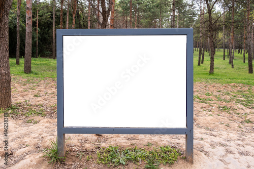 Obraz na płótnie Signboard white blank in a park, empty sign board template for information and advertise w salonie