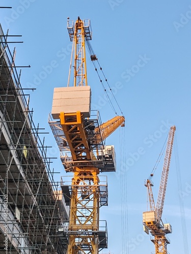 Foto Under construction residential building with Concreate Block structure and Fixed Tower Crane