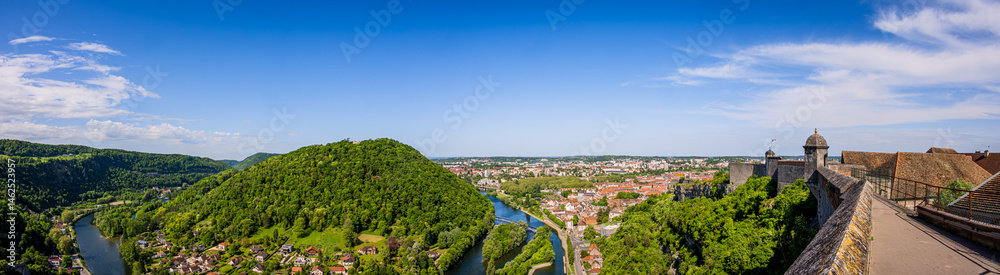 Obraz premium Panorama sur le Doubs et Besançon depuis la Citadelle, fortifications au dessus de Besançon en France