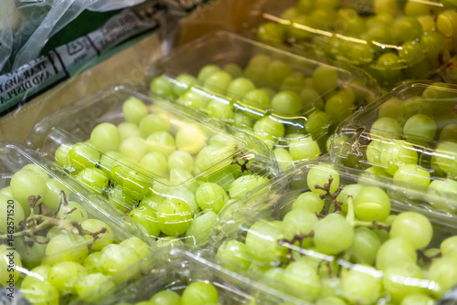 Canvas-taulu Green grapes in clear plastic containers on store display ideal for healthy snac