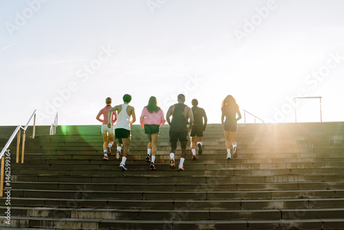 Φωτογραφία A group of six athletes are running up the stairs, outdoors
