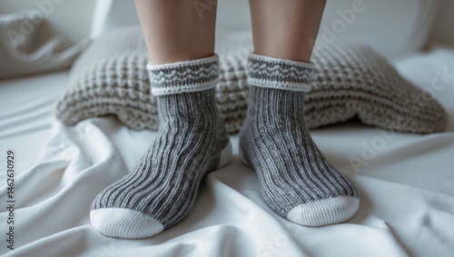 Fashionable cotton socks suitable for skiing and outdoor activities