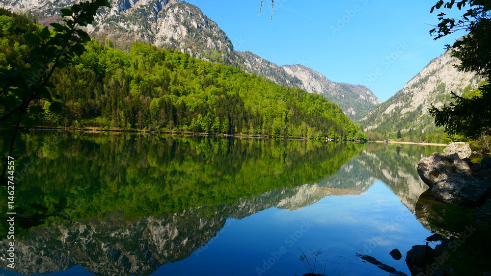Fototapeta premium Ausflugsziel Leopoldsteinersee, Bergseen in der Steiermark 