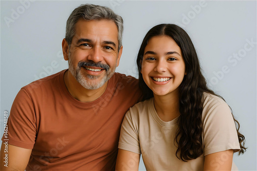 Pai grisalho e filha sorrindo lado a lado em ambiente acolhedor