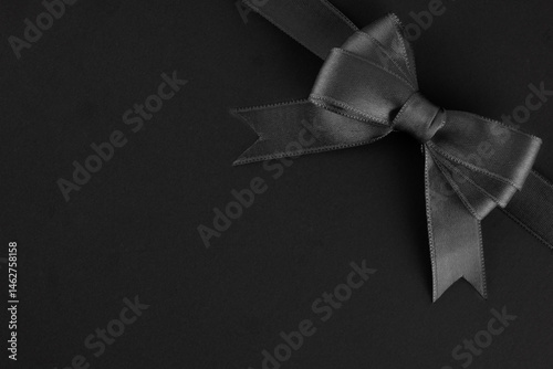 Obraz na płótnie Black ribbon and bow on black background w salonie
