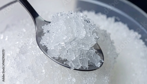 スプーンに盛られたかき氷の粒が夏の光で輝き、冷たい美しさを一瞬に閉じ込めたアップの描写

