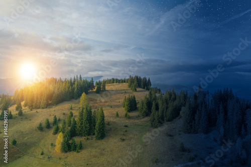 Foto Beautiful mountain landscape on sunny day and starry night, combined design