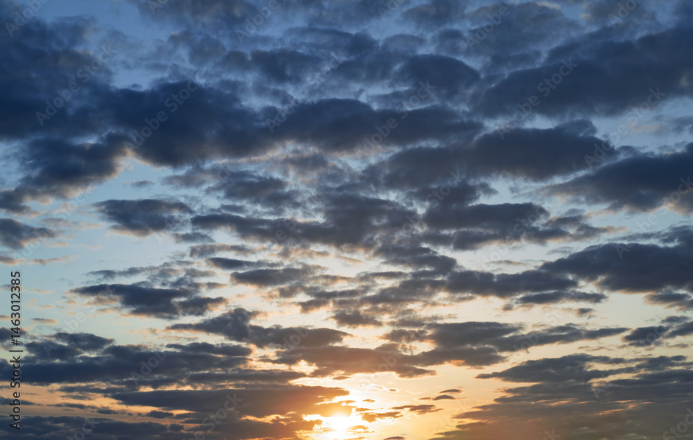 Obraz premium Beautiful sunset sky with amazing colorful clouds
