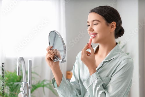 Young woman with mirror app...