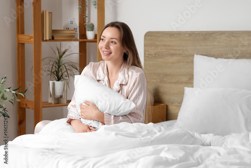 Young woman waking up in mo...
