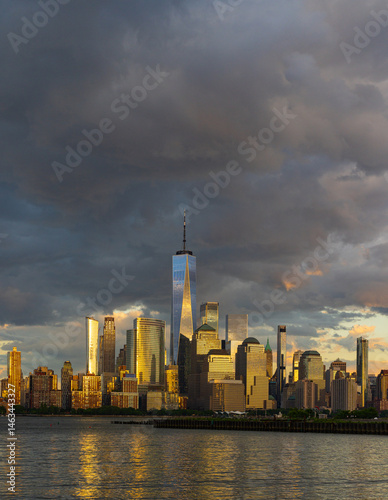 Obraz na płótnie New York City skyline on sunset. Cityscape of Manhattan in USA. w salonie