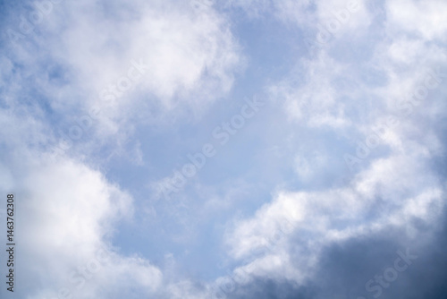 雲の空き間を抜けると向こうは青空