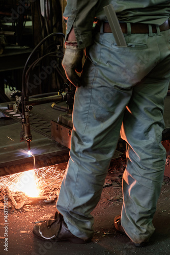 鉄を溶断する職人の男性　町工場　加工　切断