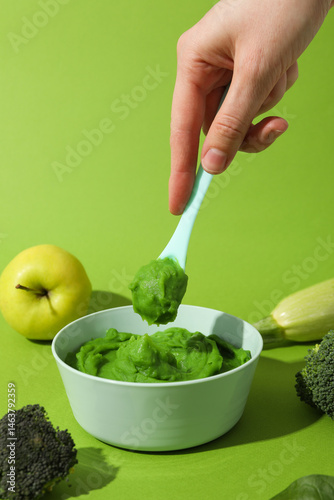 Obraz na płótnie Children's vegetable and fruit puree, on a green background. w salonie