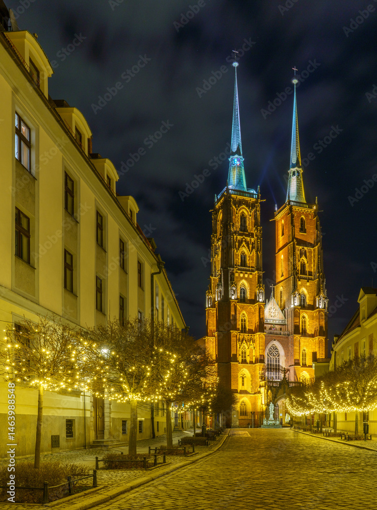 Fototapeta premium Magical night views of Wrocław old town and cathedral