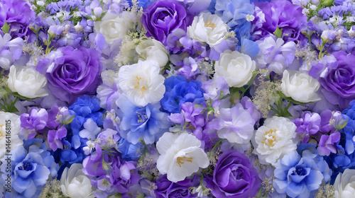 青と紫と白の花が美しく咲き敷き詰められたフラワーウォール背景