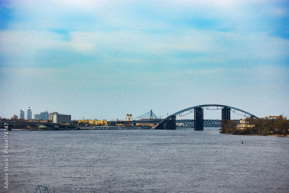 Naklejka premium Scenic View of the Bridge Over the Water with the Cityscape in the Background on a Sunny Day