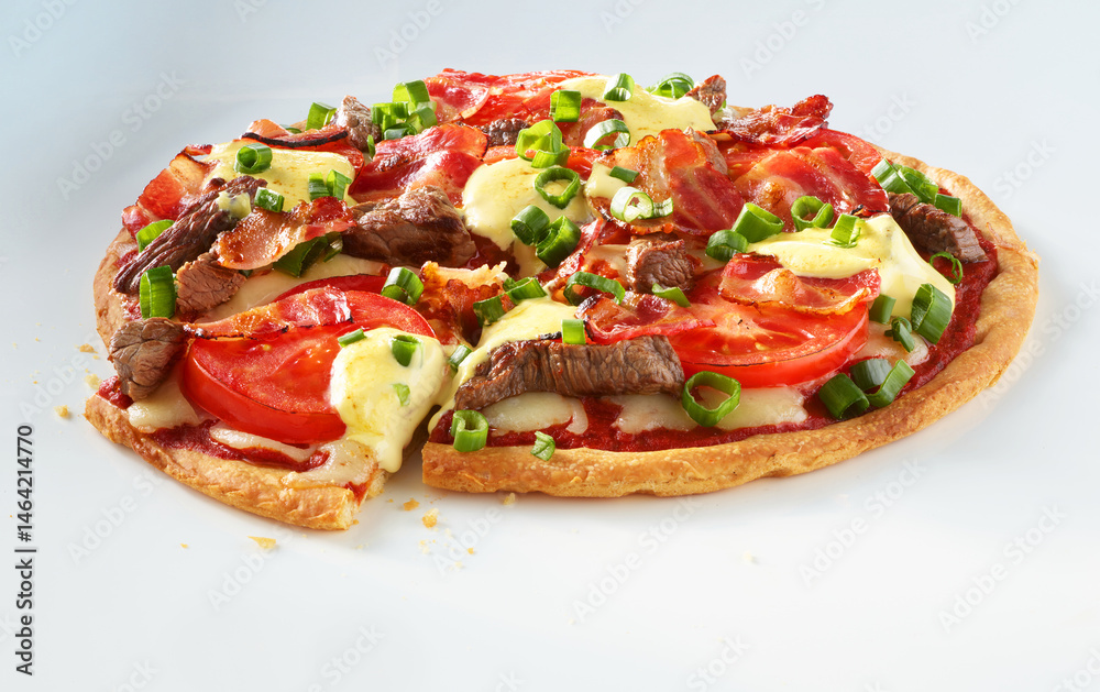 Pizza mit RInderfilet Tomaten Fruelingszwiebeln und Kaese mit Slice auf weissem Fond, italien, Tomaten, isoliert, Pizza mit RInderfilet Tomaten Fruelingszwiebeln und Kaese mit Slice auf weissem Fond, italien, Tomaten, isoliert,