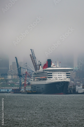 Obraz na płótnie Luxury ocean liner cruiseship cruise ship Queen Mary docked at terminal in Brooklyn on grey rainy cloudy misty day after Transatlantic Crossing in New York City w salonie