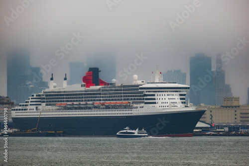 Obraz na płótnie Luxury ocean liner cruiseship cruise ship Queen Mary docked at terminal in Brooklyn on grey rainy cloudy misty day after Transatlantic Crossing in New York City w salonie