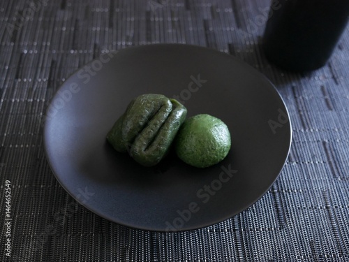 黒い皿の上の草餅（２種類）