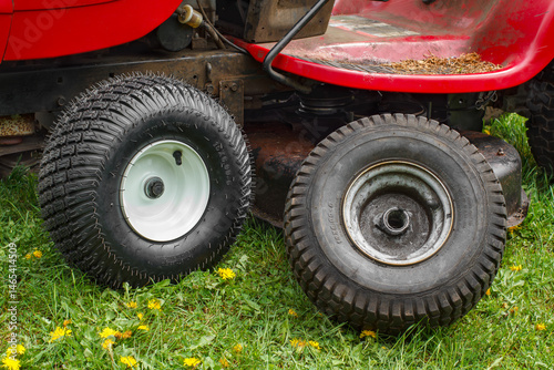Foto Replacing a worn out lawn tractor wheel and tire