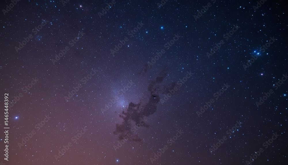 Obraz premium This breathtaking night sky displays an array of stars and dark cosmic clouds. The scene reveals the beauty of the universe during a clear evening