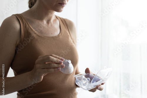 Tableau sur toile Woman holding container with contact nipple shields