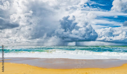Dunkle wolken über einem Ozean