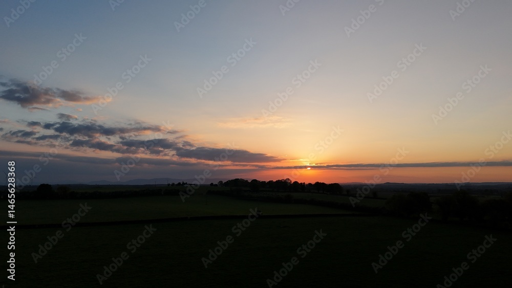 Obraz premium sunset over the field