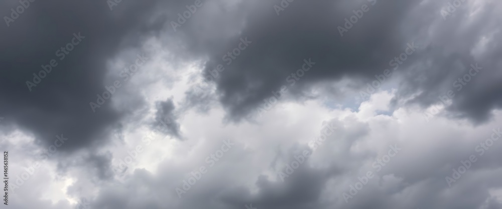 Obraz premium plane flying through a cloudy sky on a cloudy day