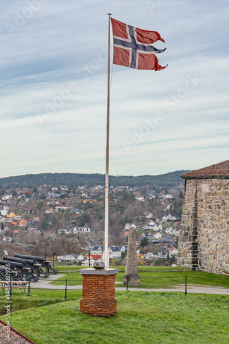 Obraz na płótnie Norwegian flag flying at the historic Fredriksten Fortress. w salonie