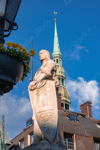 Obraz na płótnie Statue of Knight and St. Peter's Church Spire in Riga, Latvia w salonie