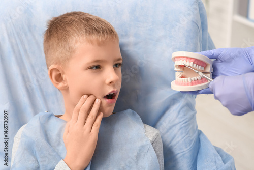 Dentist showing little boy ...