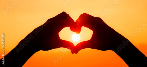 Herz aus Händen vor ewiner untergehneden sonne