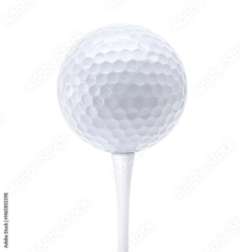 Golfball auf Tee freigestellt auf weissem Hintergrund