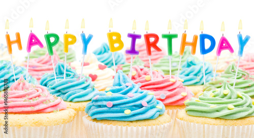 Happy Birthday Cupcakes mit Schrift und Kerzen