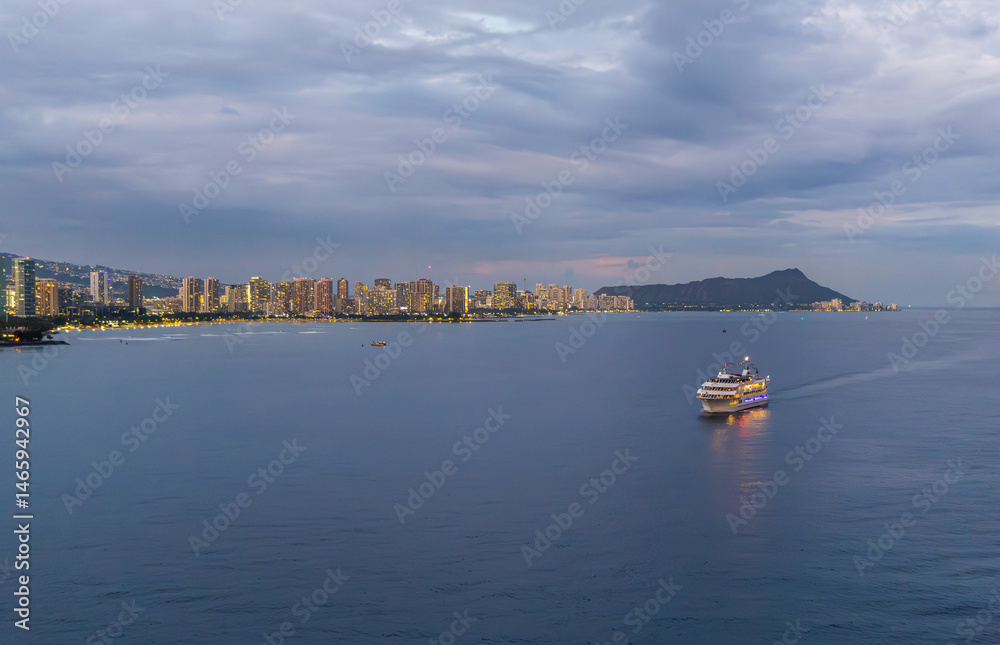Fototapeta premium Honolulu Cityscape and Boat at Sunset with Diamond Head in the Horizon