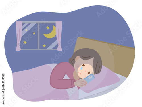 夜ベッドの中でスマホを見る不安な顔の中年女性