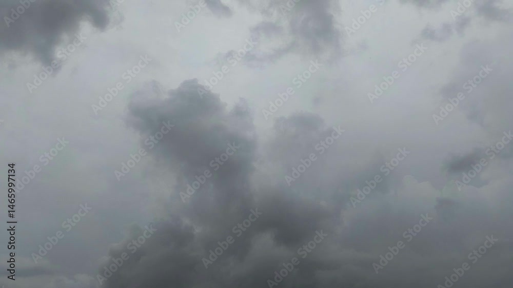 Un cielo de color gris con nubes de color blanco y gris con un movimiento lento. Tiempo de lluvia