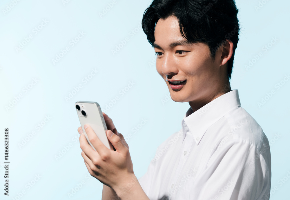 夏の日差しの中にいる、白シャツを着た黒髪の日本人男性 夏の日差しの中にいる、白シャツを着た黒髪の日本人男性
