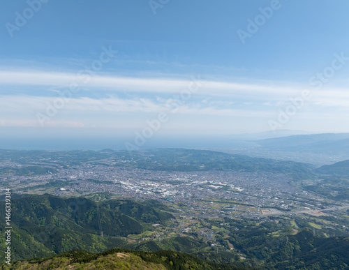 山岳地帯から撮影した秦野と相模湾の全景