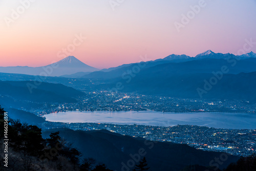 Fotografie 高ボッチ高原から諏訪湖に浮かぶ夜明けの富士山