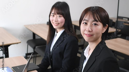 セミナーを受けるスーツのビジネスウーマン
