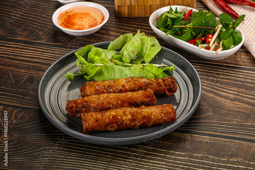 Obraz na płótnie Fried Vietnamese spring roll with special sauce w salonie