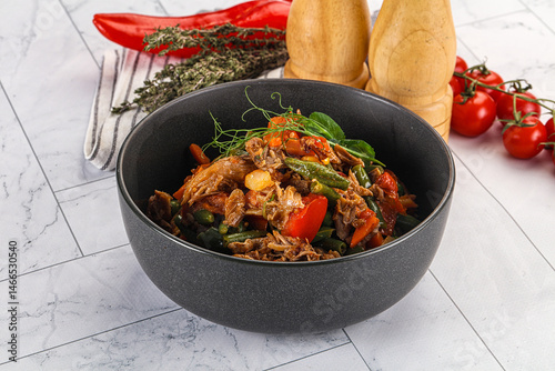 Obraz na płótnie Gourmet shredded meat with vegetables w salonie