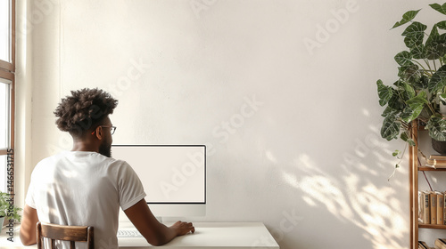 在宅ワークでパソコンを操作する男性 07